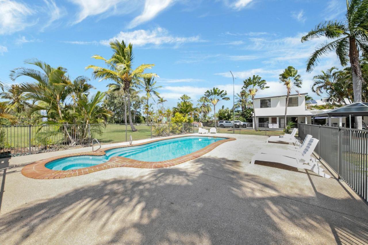 Kinka Palms Motel Yeppoon Bagian luar foto